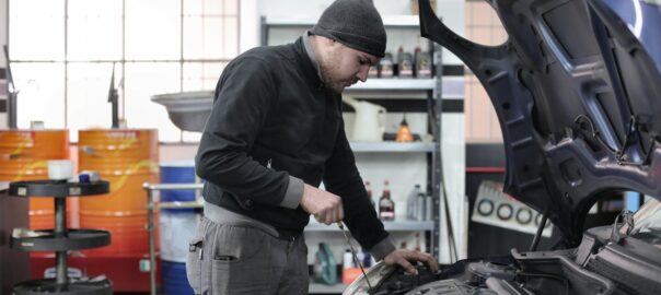 Mechanik diagnozuje przyczyny szarpania silnika diesla w warsztacie samochodowym